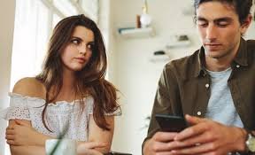 Read more about the article Clear Signs He May Not Be Genuine in the Relationship—What to Watch For
